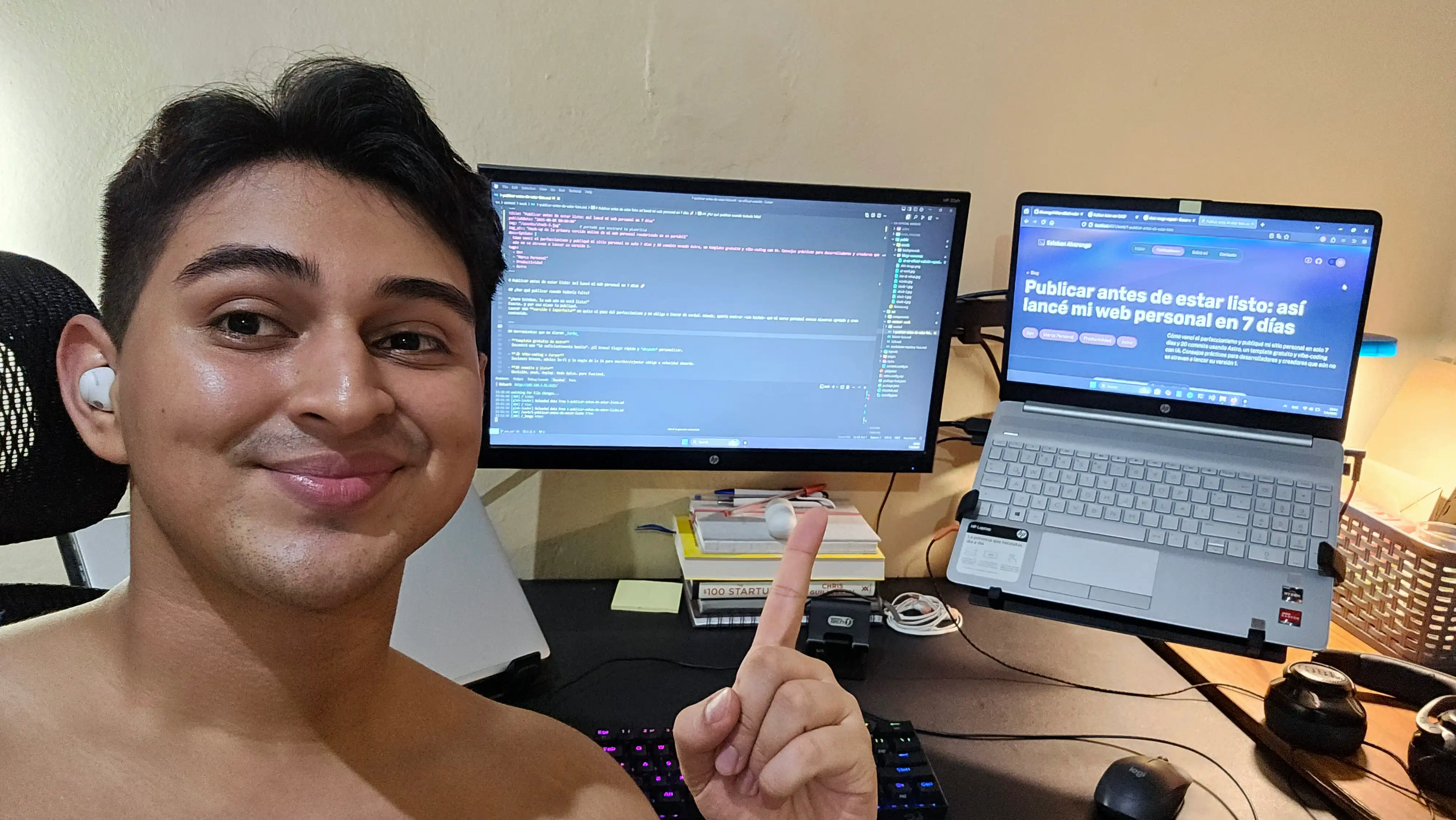 Fotografía tipo selfie de Esteban Alvarenga, con la primera versión online de su web personal renderizada en un portátil