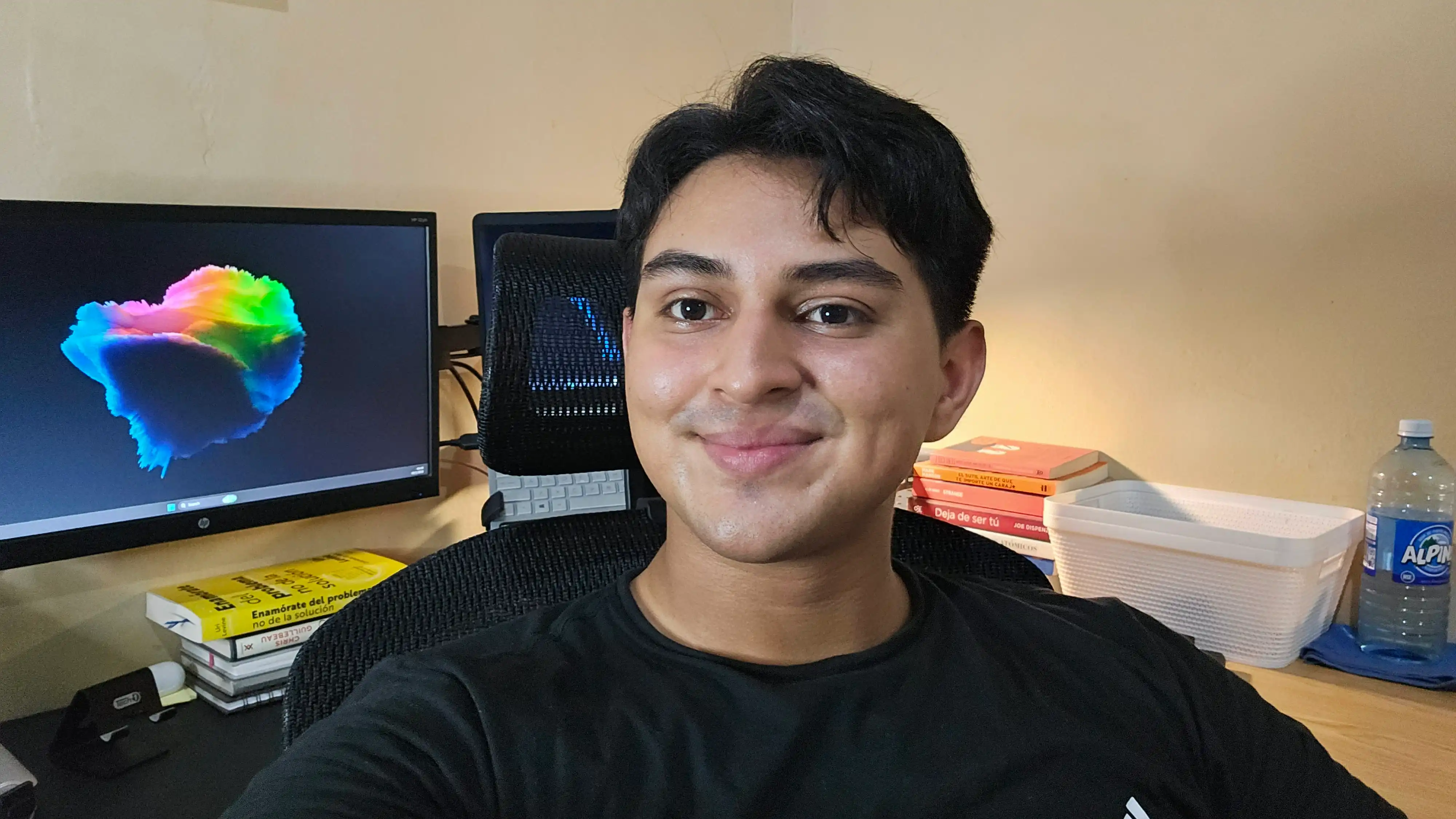 Esteban Alvarenga trabajando en su setup remoto